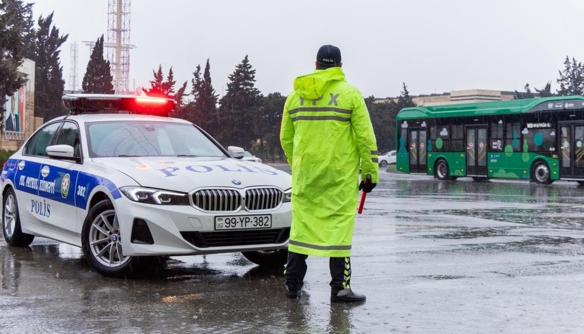 Yol polisi yağıntılı hava şəraiti ilə əlaqədar xəbərdarlıq edib