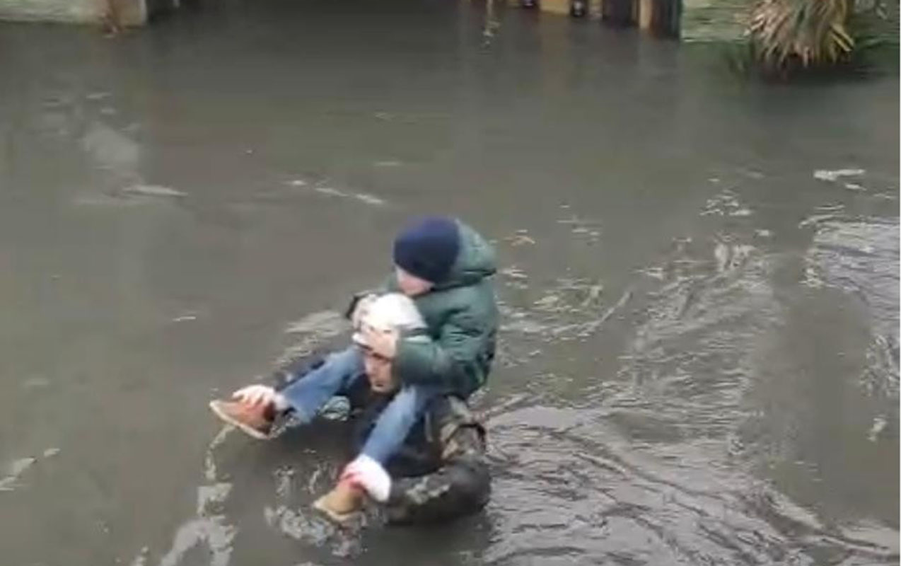 Keşlədə su basmış ərazilərdən sakinlər təxliyə edildi (FOTO)