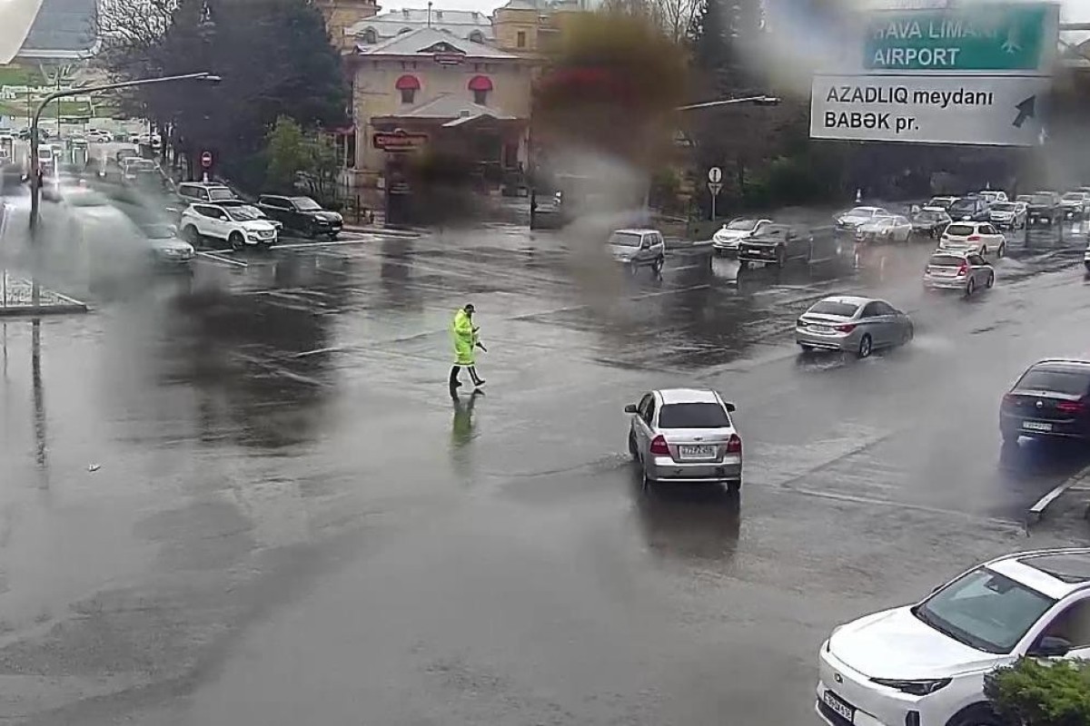 Bakıda bəzi istiqamətlərdə nəqliyyatın hərəkəti çətinləşib - RƏSMİ