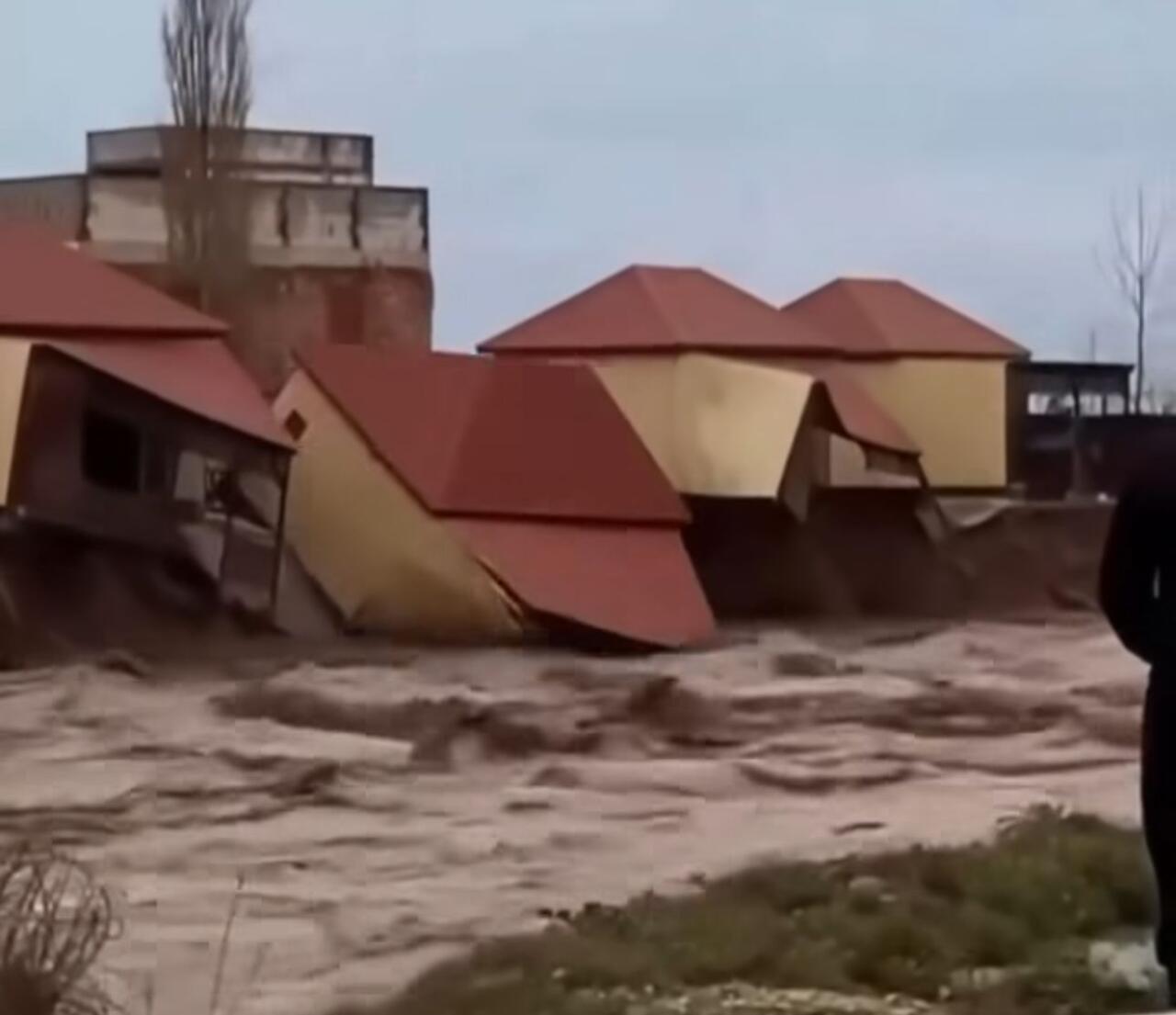 Sel evi belə apardı - VİDEO