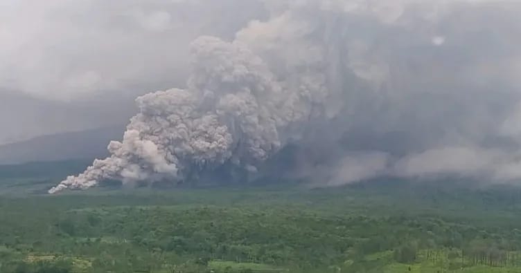 İndoneziyada Semeru dağı kül püskürür