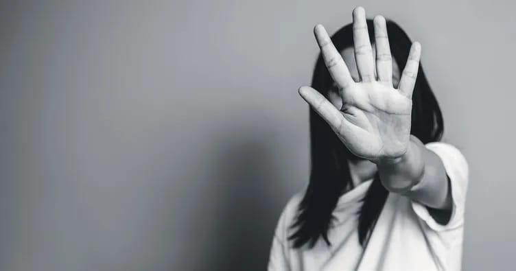 Məktəbdə sui-istifadə halları Fransanı silkələyir