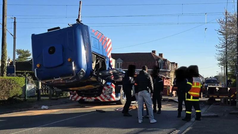 Fransada sürət qatarı yük maşını ilə toqquşub maşinist ölüb, 13 sərnişin yaralanıb