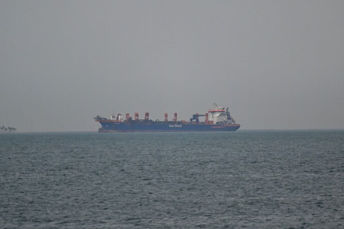 Dünya rahat nəfəs aldı! İlk gəmilər bir-birinin ardınca Hörmüz boğazından keçdi