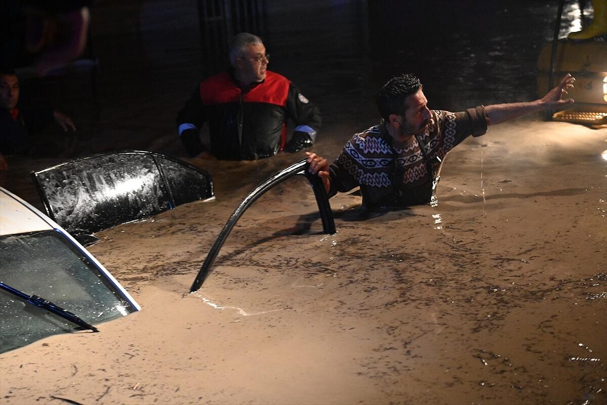 Türkiyədə güclü yağışdan sonra çay daşdı: ölənlər var - FOTO