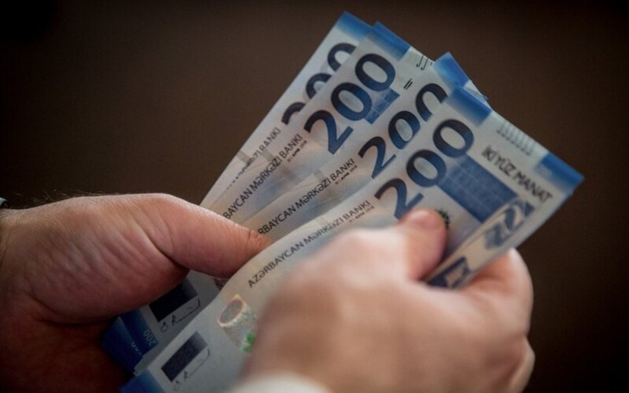 Dövlət qurumlarında işləyən şəxslərin maaşı ilə bağlı yeni QƏRAR