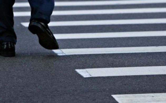 Qazaxda avtomobil piyadanı vuraraq öldürdü