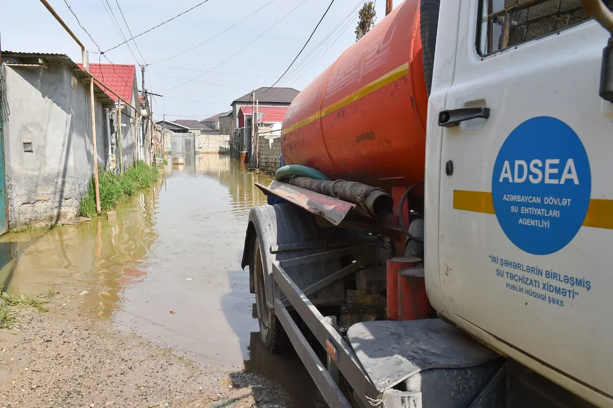 ADSEA-nın tabeli qurumları ərazilərdə yığılan yağış sularının kənarlaşdırılması işlərini davam etdirir (VİDEO)