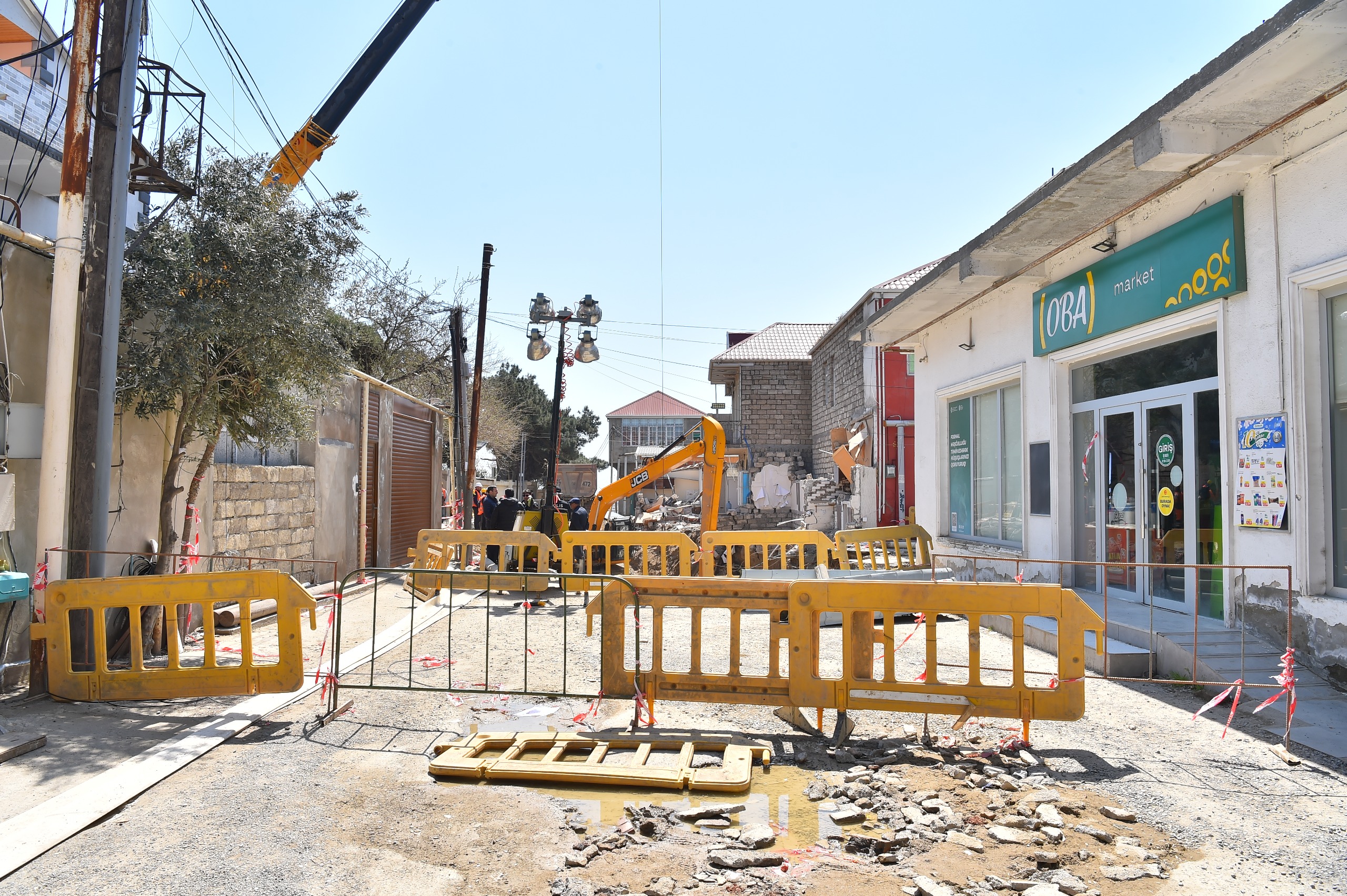 Üzərində evlər tikildiyinə görə çökən kollektorun qəzalı hissəsi dəyişdirilir - Video + Fotolar 