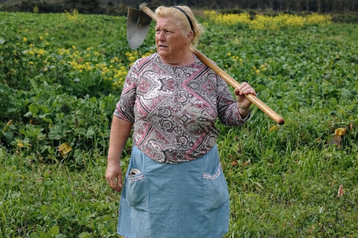 İspaniyada tarlada işləyən qadın Trampa bənzədiyi üçün sosial mediada trend mövzusuna çevrilib