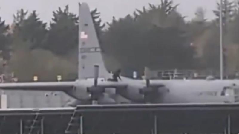 İrlandiyada bir nəfər balta ilə Amerika hərbi təyyarəsinə hücum edib