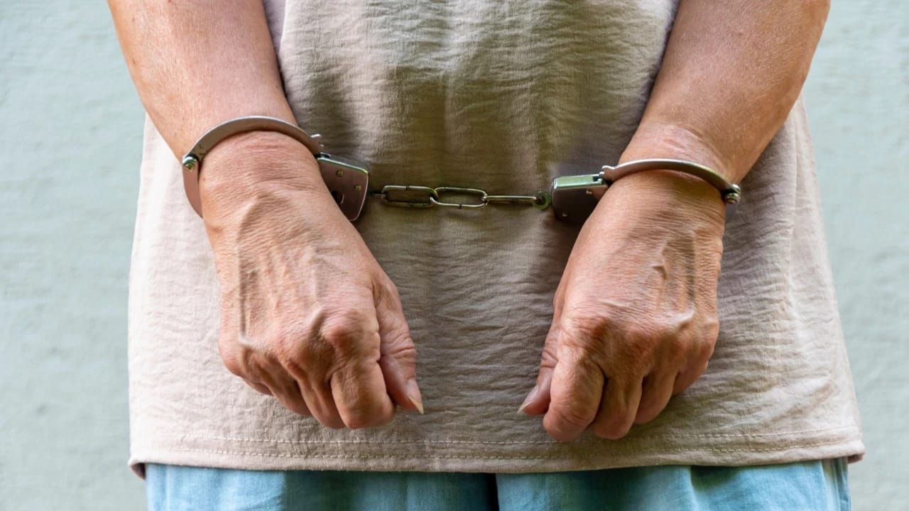 90 yaşlı qadın çirkli pulların yuyulmasına görə həbsə məhkum edilib