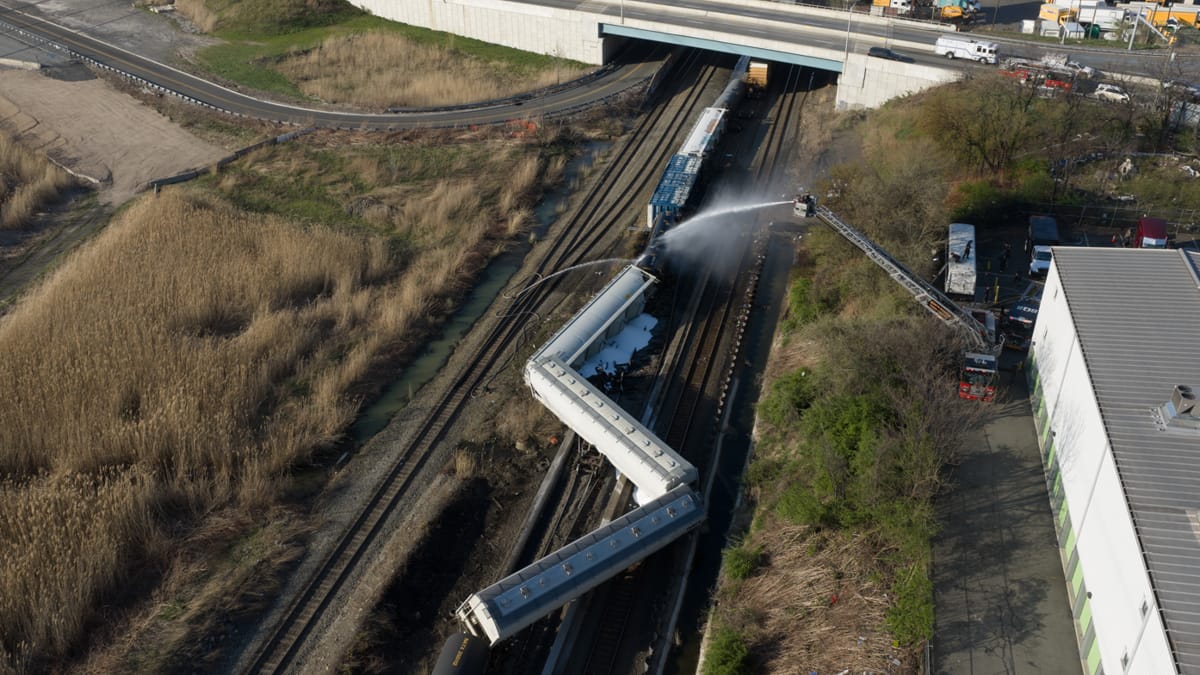 Nyu Cersidə yük qatarı relsdən çıxıb: Kimyəvi sızma xəbərdarlığı