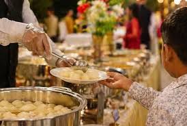 Hindistanda toyda DƏHŞƏT: Ofisiant azyaşlı uşağı yanan sobaya atıb