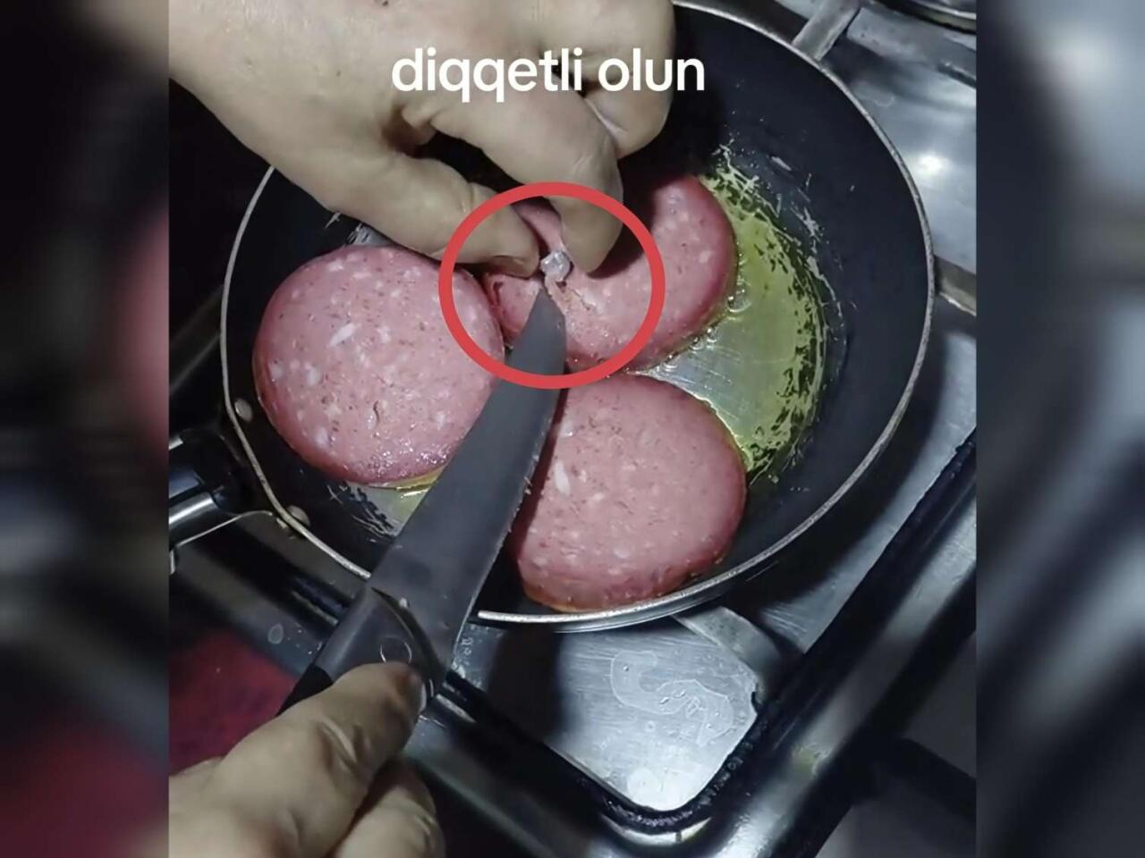 Azərbaycanda alınan kolbasanın içindən görün nə çıxdı - VİDEO