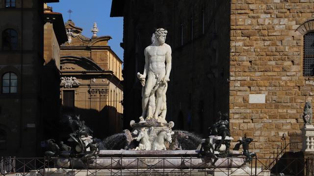 Florensiyada tarixi heykələ hücum edilib