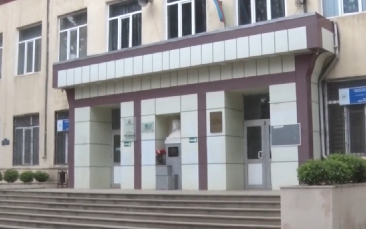 Paytaxtda 7-ci sinif şagirdi məktəbdə özünə xəsarət yetirdi - VİDEO