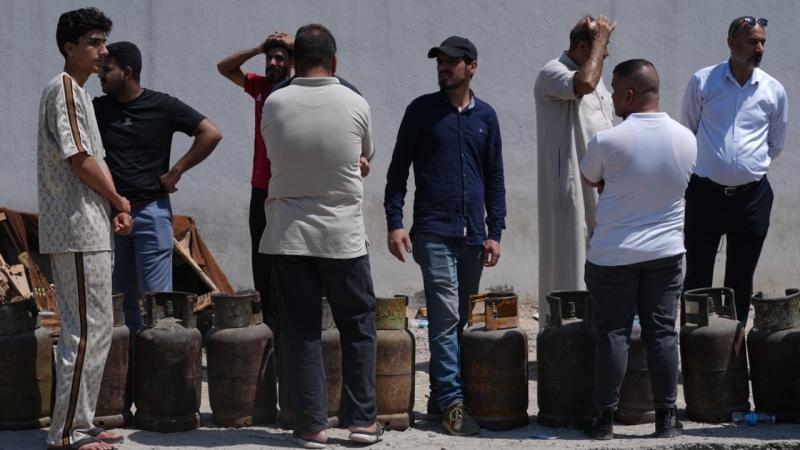 Bağdadda qaz balonları üçün uzun növbələr yaranıb