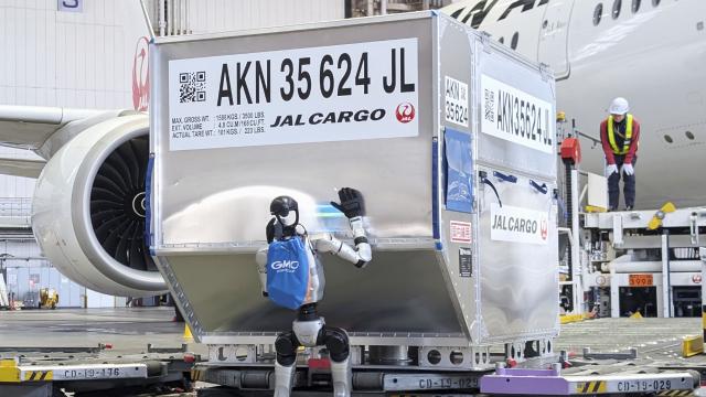 Yaponiyada hava limanında yüklər insanabənzər robotlara həvalə edilir