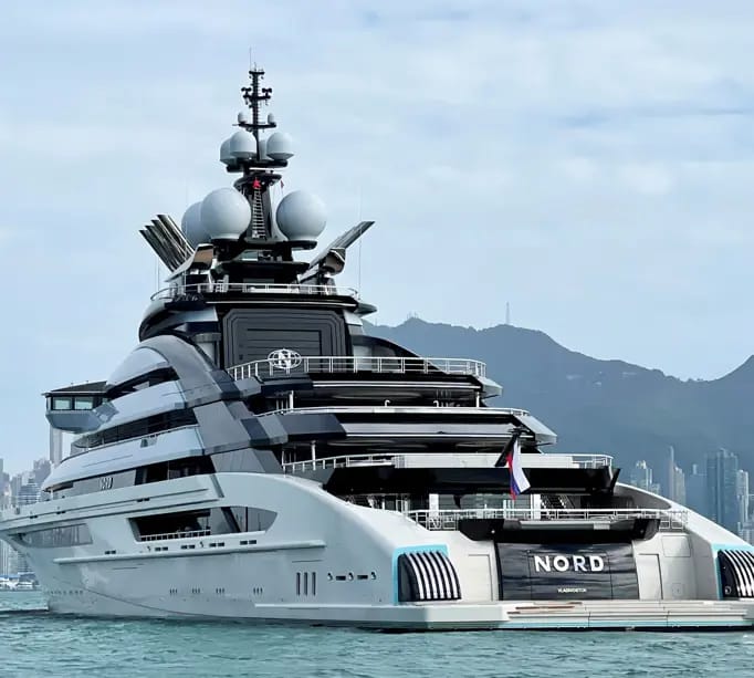 Rusiya superyaxtası blokadaya baxmayaraq Hörmüz boğazından keçib