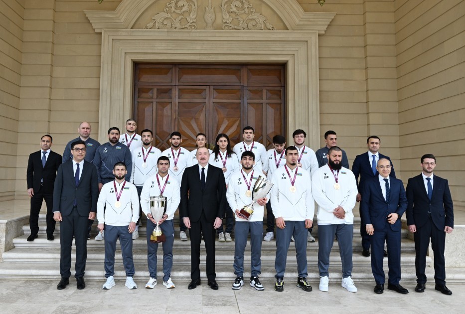 Prezident çempion güləşçiləri qəbul etdi - Fotolar