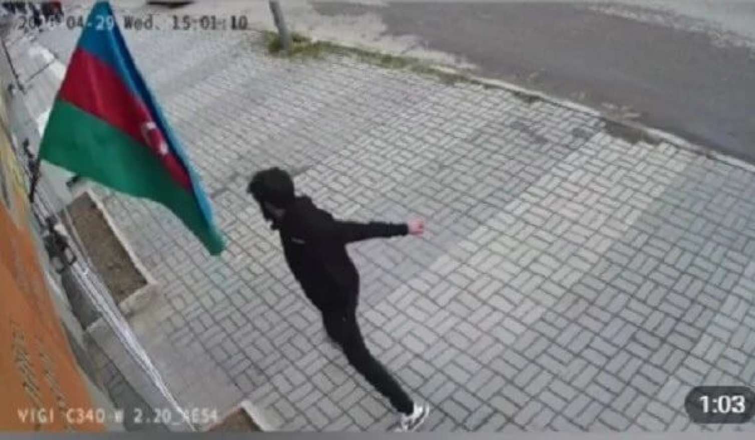Bayrağa hörmətsizlik etdi, cavabı ağır oldu - ANBAAN VİDEO
