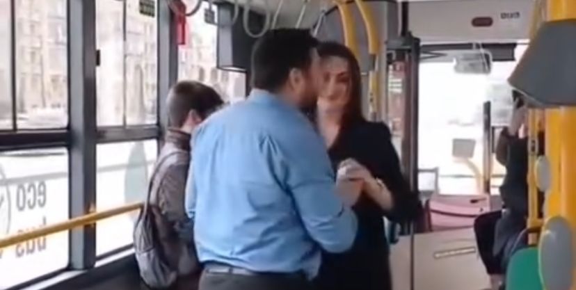 Azərbaycanda maraqlı hadisə: Avtobusda evlilik təklifi etdi - VİDEO