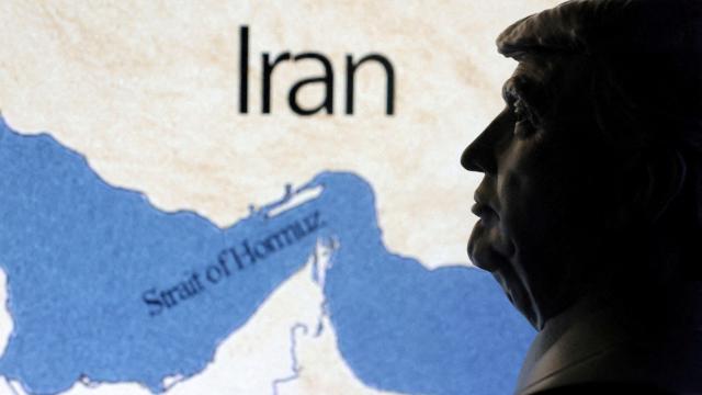 Tramp: Hörmüz boğazında qapalı qalan neytral gəmilərin keçməsinə kömək edəcəyik