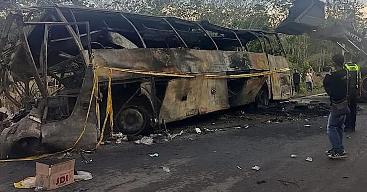 İndoneziyada sərnişin avtobusu tankerlə toqquşub: 16 ölü