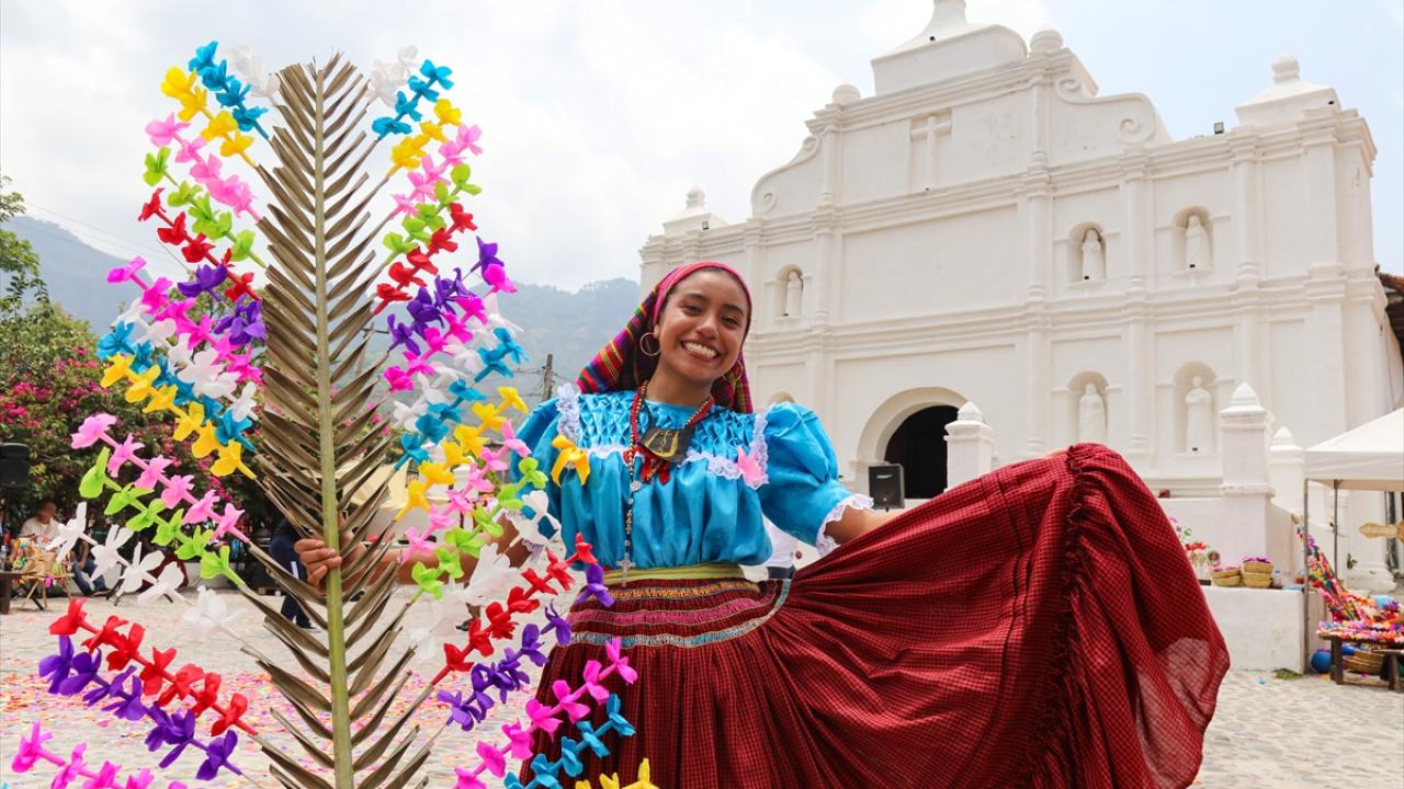 El Salvador Çiçək və Palma Festivalını qeyd edir