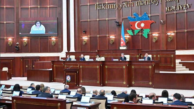 Milli Məclisin iclası başladı: İnsan alverinə qarşı mübarizəyə dair illik hesabat dinlənilir