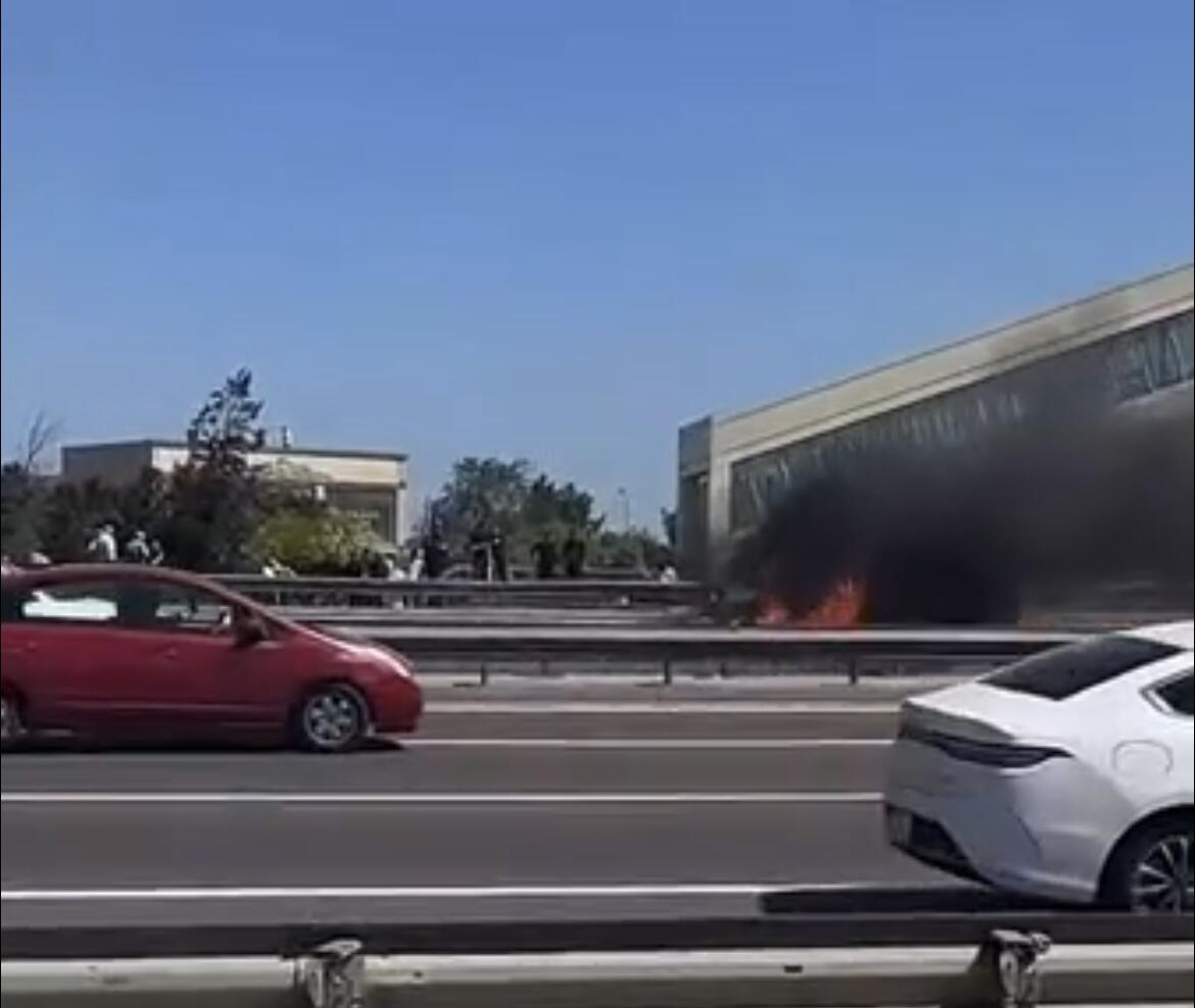 Aeroport yolunda yük maşını yanır - ANBAAN VİDEO