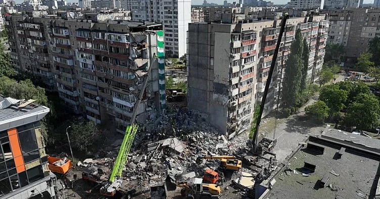 Ukraynada 9 mərtəbəli bina vuruldu