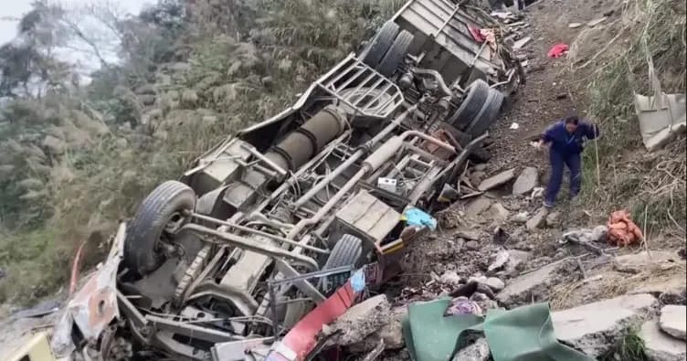 Nepalda avtobus dərəyə düşdü: 4 ölü