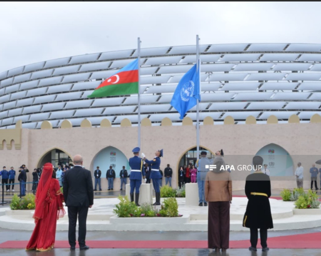 WUF13: BMT-nin və Azərbaycanın bayraqları qaldırılıb