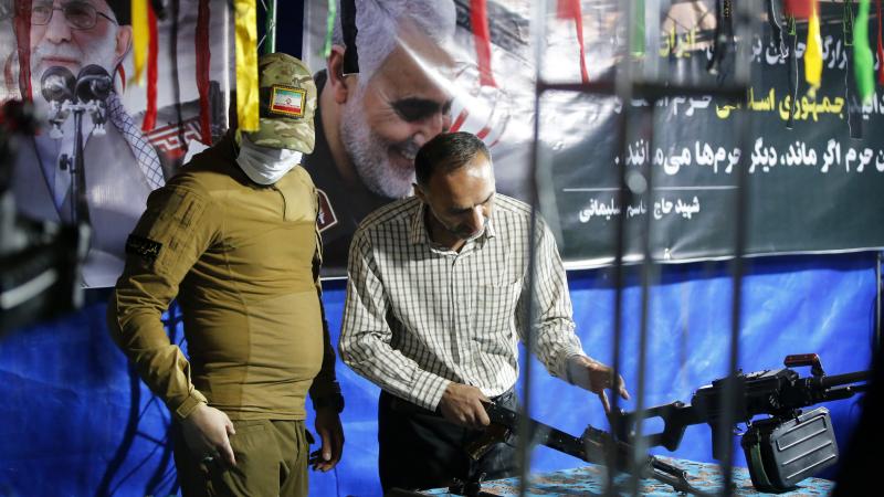 Tehranın Venek meydanında xalqa silah təlimi keçirilir