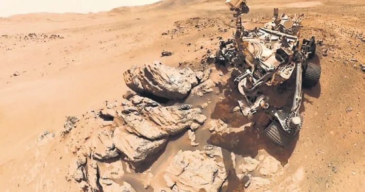 Mars aparatı selfi göndərir