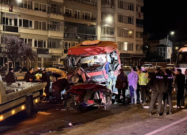 Türkiyədə yük maşını 2 avtomobillə toqquşdu: 5 ölü, 6 yaralı - FOTO