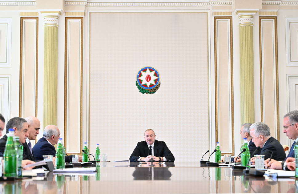 İlham Əliyev müşavirə keçirdi - FOTOLAR