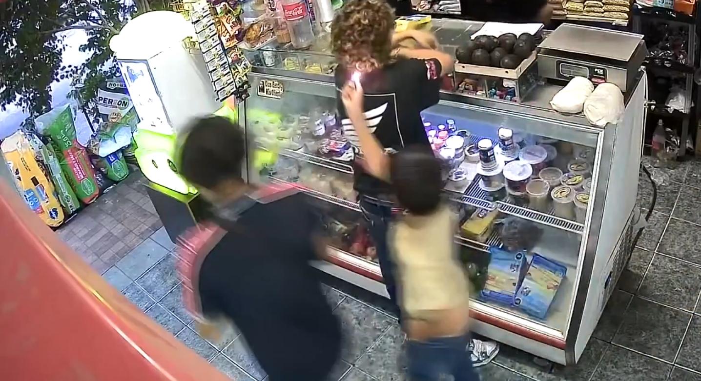 Uşaq qısqanclıqdan müştərinin saçını yandırdı