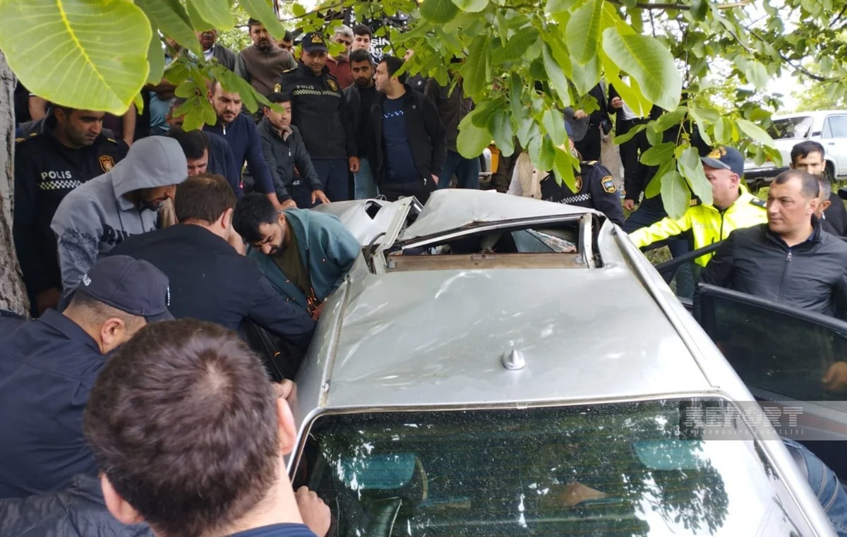Oğuzda avtomobil ağaca çırpılıb, xəsarət alanlar var