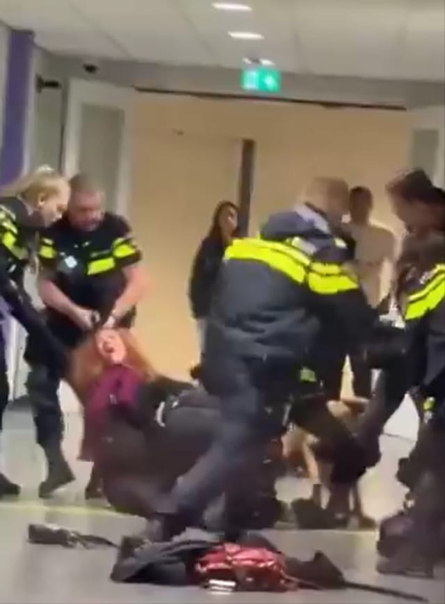 Hollandiya polisi hamilə fələstinli qadını yerə yıxdı
