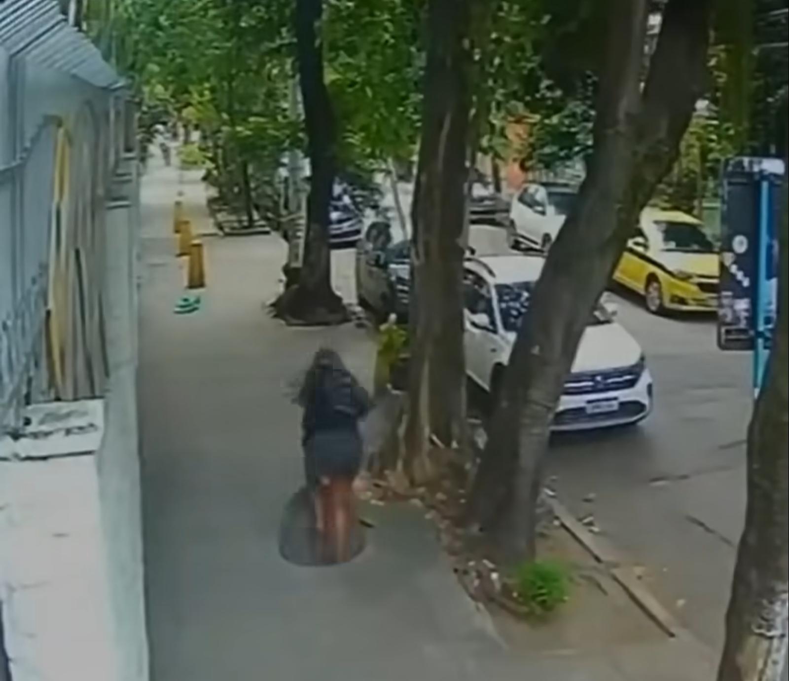 Qadın kanalizasiyaya düşüb və quyunun qapağı onun üzərinə bağlanıb
