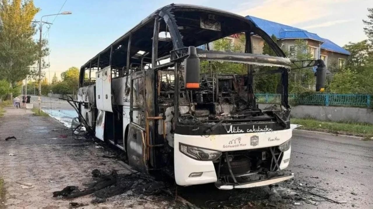 Sərnişin avtobusu vuruldu: Çox sayda ölü və yaralı var