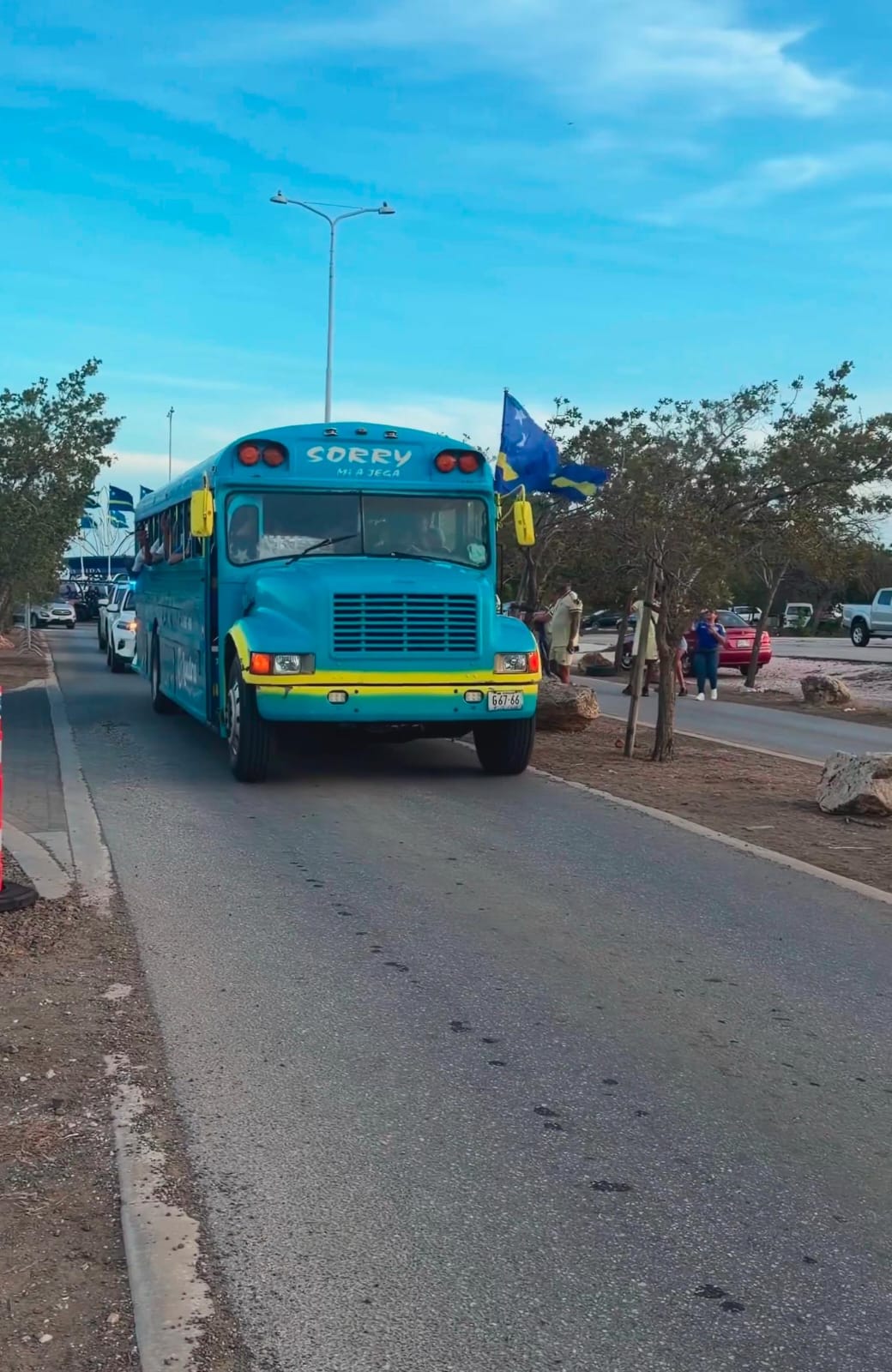 Kurasao millisini daşıyan komanda avtobusu maraqla qarşılanıb