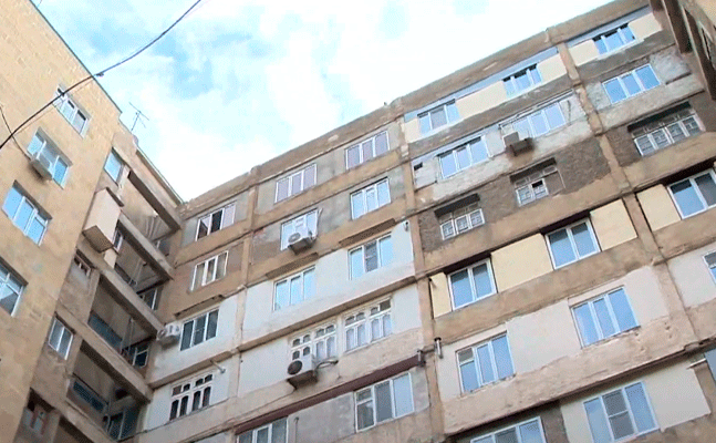 Bakıda binadan kişi yıxılıb öldü