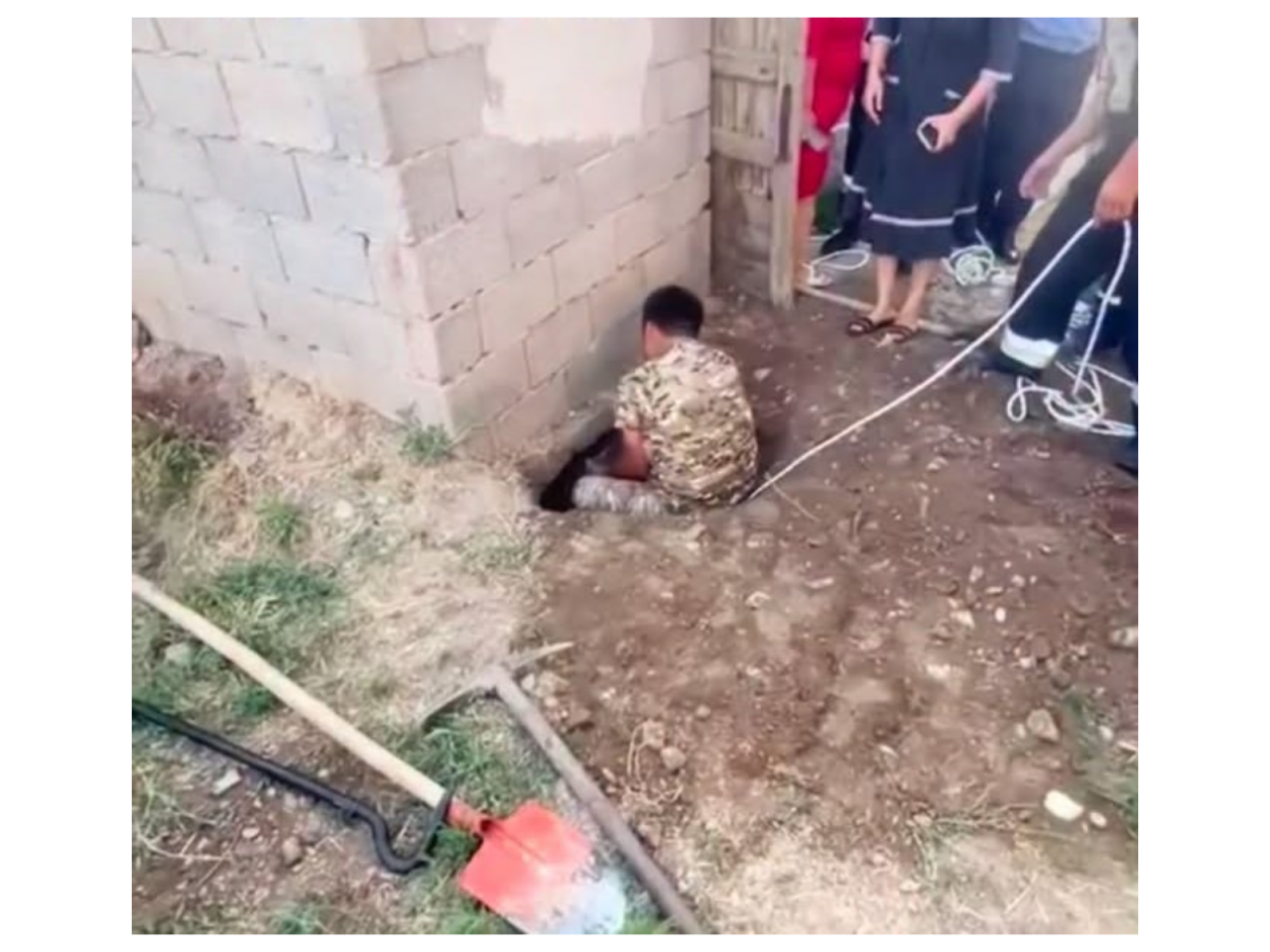 Qazaxıstanda 1 yaşlı uşaq tualet çuxuruna düşdü - VİDEO