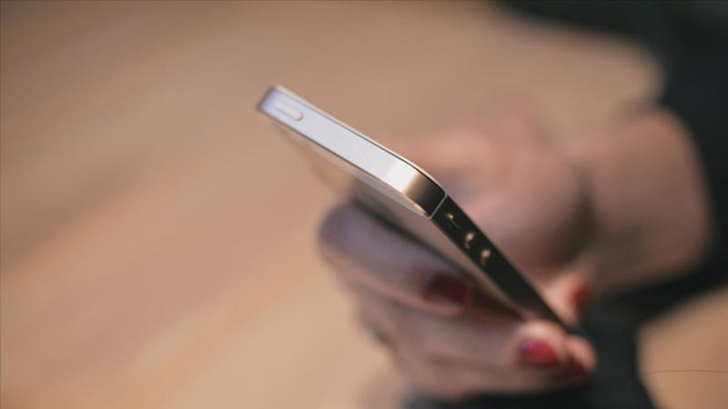 Fransa orta məktəblərdə mobil telefonları qadağan etməyə hazırlaşır