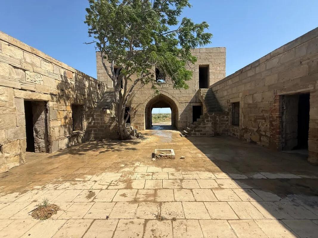 Tarixi karvansaraya qanunsuz müdaxilənin qarşısı alınıb - FOTO