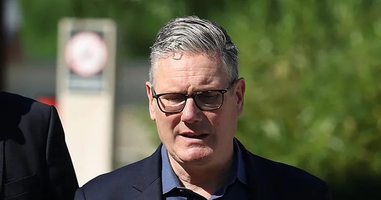 Böyük Britaniyanın baş naziri Key Starmer istefa verdiyini açıqlayıb